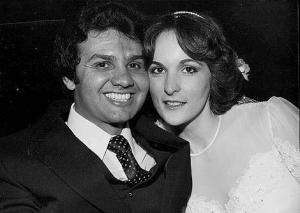 Paulo Henrique Godoy Marinheiro e Ofélia Bazzani Godoy Marinheiro posando para a foto de casamento. Casaram-se na Igreja Nossa Senhora do Brasil nos Jardins. A recepção foi num salão em Pinheiros. O casal só viajou no dia seguinte para Forteleza, enquanto isso, dormiu na casa da noiva. A família dele também hospedada na casa impediu o casal e usufruir da lua de mel.