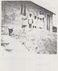 Miriam G. Marinheiro, Paulo Henrique Godoy Marinheiro, Antonio Marcos Godoy Marinheiro e Manoelinha Godoy Marinheiro. Paulo, alguns de seus irmãos e sua mão na frente de sua casa em Osasco. Era sábado, o pai mandou que todos trocassem de roupa (era adventista). Fotógrafo: Antonio Marinheiro