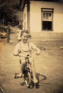 Paulo Antônio andando de velocípede em Mar de Espanha, cidade em que nasceu.