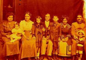 Festa de comemoração de aniversário do pai: Angelina (a mãe), Nair  (irmã da madrasta),  Idalina  Severiano, (o  avô), Severino,  Justina,  João dos Santos (o pai) e Arlindo.