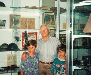 Severino dos Santos e os bisnetos, Mauro e Rafael Della Pascua no Museu da Memória de 1932 - mausoléu dos mortos da Revolução de 1932.