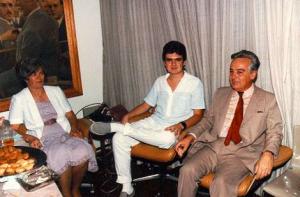 Na foto: a família Ippolito, Dona Alayde, o filho André e André Ippolito. A festa aconteceu no prédio da Secretária de obras do Estado de São Paulo e participaram a maioria dos funcionários do gabinete. A reunião que aconteceu no prédio da Rua Riachuelo, no Centro é de praxe dentro da empresa.