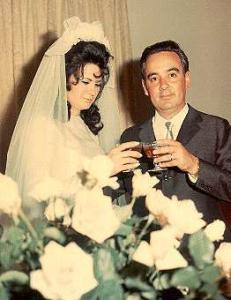 Na foto: Alayde e André Ippolito em seu casamento. Após uma hora e vinte minutos de atraso, casaram-se na Igreja Santo Agostinho (escola em que André estudou). Seu primo, o padre Lúcio e os casou e o acalmou contando piadas na sacristia. 