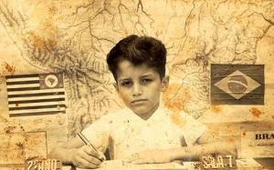 Mizo estava no segundo ano, era hábito tirar estas fotos. A época escolar era difícil, o calção da rua era feito de saco de pano. Mas o uniforme era comprado.