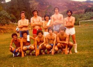Na foto: Takeo, Marcondes, Bruno, Mizo e Ivan (os outros não foram identificados). Os associados do GRA foram para a colônia de férias da Light no Rio de Janeiro e fizeram um amistoso de futebol.