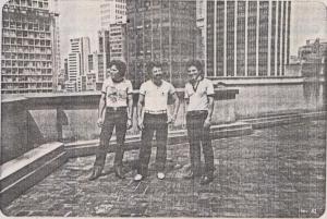 Na foto: da esq. a dir., Oswaldo, Luizinho e Mizo. Registro dos amigos reunidos, segundo Edival, A Seção de Cópias foi uma das melhores épocas, todo esse trabalo atual da ADC na área de esportes germinou na Seção de Cópias, graças ao time de futebol de salão deles, muito forte, com uma década de títulos.