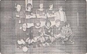 Na foto: Batata, Sérgio Elias, Wagner Lestinge, Ragazone, Mizo (penúltimo na segunda fileira). A foto registra a participação do time de FOP num torneio interno de Alameda Glete, perto da Av. São João. Era um campeonato anual e o time de futebol de salão era da Folha de Pagamentos e da Seção de Cópias da Eletropaulo.