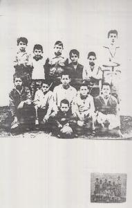 Na foto: Mizo (quarto da esq. para dir. ao fundo) e colegas de rua. Time de futebol da Rua Adelaide Boschetti, Vila Edé. A bola era de capotão, costurada e pesada muito quando chovia. Mizo era chamado de 