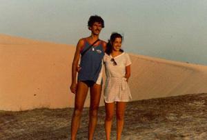 Na foto: Luiz Carlos Trassatte e Virginia Ethiene. Trassatte e a noiva numa praia do Ceará. Eles ficaram quarenta dias viajando pelo Norte/Nordeste. Trassatte já trabalhava na Eletropaulo nessa época e alugou um carro (Gol marrom) para viajar. Ethiene queimou os joelhos no sol e inchou durante as férias.