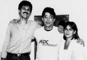 Na foto: Trassatte, Ivan Lins e Vânia Aparecida Chain. Ivan Lins fez o show do Baile de Aniversário da ADC no círculo militar. Trassatte, vice presidente social na ocasião, foi quem organizou este baile convidando Ivan Lins.