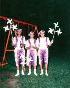 Na foto: Trassatte, Arnaldo Saccomani e Cláudio Baratella. Três membros da ala da Eletropaulo que desfilam no carnaval de Santos, na ala dos garotos da Escola de Samba União Imperial. Esta escola desfila sempre com uma ala de funcionários da Eletropaulo. A direção do desfile o atrasou por causa da transmissão da Rede Globo em 8 horas. Trassatte participa todo ano do desfile.