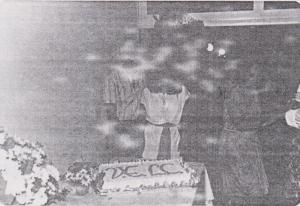 Na foto: Luiz Carlos Trassatte, Virgínia Ethiene Mekitarian Trassatte Maria Aparecida (prima) e Marcelo Mello (concunhado). Trassatte e Ethiene noivaram dia 09 de janeiro de 1982 na casa dos pais dela no Alto de Pinheiros. O convite da recepção foi uma garrafinha de licor Mandarinetto. No rótulo, na frente uma silhueta dos dois noivos e atrás, uma receita do licor. 