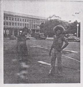 Na foto: Ivan (colega) e Geraldo no Aeroporto Santos Dumont no Rio de Janeiro. Iam para o interior, Andradina e foram parar no Rio de Janeiro, pegando carona na Dutra, sem destino e sem dinheiro. Faziam isso sempre, como aventureiros. Dias depois, acamparam no meio da praia de Copacabana na barraca do exército, tinham que enterrá-la para a polícia não ver. Um rapaz quis dormir lá, no dia seguinte pagou almoço para todos. Fez 23 km entre São Paulo e Rio de Janeiro.