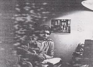 Geraldo na república no bairro da Bela Vista onde morava com o colega que trabalhava na Light. Cursava o terceiro ano de Educação Física em Mogi das Cruzes. Quem tirou a foto foi seu colega, Luis Natal Laurente, engenheiro da Light.