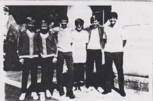 Na foto: Geraldo (o terceiro) e os colegas. Foto do time de vôlei do colégio estadual Fernando Costa de Lins, tirada um dia após a derrota do time para uma outra equipe nos jogos colegiais do Estado São de Paulo. A outra equipe se tornou a campeã do Estado em Penápolis. A foto tirada no último dia de aula naquele ano. Geraldo estava na quarta série do ginásio e na foto, estava ao lado do amigo Hélio Ramos de Oliveira (o quarto) com o qual ele dividia a posição de levantador da equipe. Hélio mora atualmente nos EUA, onde é professor de Educação Física e Geraldo não o vê há mais ou menos 25 anos.