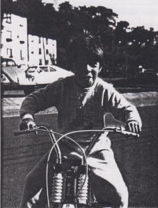 Foto do filho de Geraldo, Leonardo Sório Carvalho, em sua bicicleta em frente ao conjunto residencial onde a família mora Santo Amaro. Na ocasião, Leonardo tinha sete anos de idade. A foto foi feita para registrar o aprendizado de Leonardo com a bicicleta. No dia anterior a foto, Leonardo conseguiu andar de bicicleta pela primeira vez sem as rodinhas auxiliares.
