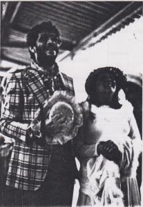 Na foto: Geraldo e Ana Maria, fantasiados de noivos caipiras numa festa junina do Departamento de Orçamento e Acompanhamento Físico (DOAF) da Eletropaulo na Usina de Piratininga. Geraldo já não trabalhava mais na Eletropaulo, mas foi convidado para ser o noivo pois os ex-colegas queriam homenageá-lo. Geraldo casou em 1982 no Guarujá e seus ex-colegas não puderam comparecer à cerimônia. Nessa ocasião Geraldo já trabalhava na ADC como funcionário. Geraldo trabalhou cinco anos no Doaf, de 1974 a 1979.