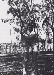 Na foto: Antônio José da Silva (Tonhão) e Geraldo. Foto da festa de fim de ano do Departamento de Orçamento e Acompanhamento Físico (Doaf) da Eletropaulo na Usina Piratininga. Geraldo com seu amigo e chefe, Tonhão, também de Lins (SP). Atualmente (1994), Tonhão é o coordenador de Planejamento e Recursos. O Doaf, onde Geraldo trabalhava sempre patrocinava essas festas de fim de ano para a confraternização dos funcionários.