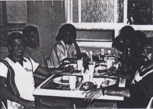 Na foto: Altair, Geraldo, Márcia, Luis José, Antônio e Cristiano. Foto da equipe da ADC Eletropaulo almoçando no restaurante da Usina Henry Borden, em Cubatão, no intervalo das atividades do dia das crianças. À tarde, foi feita uma gincana com as crianças. A ADC promovia atividades de lazer em determinadas regionais. Normalmente a equipe da ADC se desloca para o local determinado levando consigo os apetrechos necessários. Essas atividades normalmente são desenvolvidas o dia inteiro. Geraldo tem um tio que trabalhou e morou durante muito tempo na Usina Henry Borden.