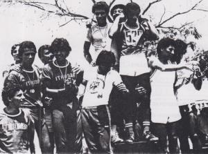 Na foto: Geraldo (no alto) com colegas. Equipe de revezamento da DIPRD (Diretoria de Processamento de Dados) do Itaú, na Olimpíada do Itaúclube no CEPEUSP, Cidade Universitária. Geraldo participou das seguintes modalidades: salto em altura, revezamento e salto triplo.