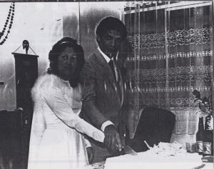 Foto de Geraldo e esposa na casa dos pais dela no dia do casamento. O casamento ocorreu na Igreja Nossa Senhora de Fátima e Santo Amaro no Guarujá. Logo após a cerimônia os convidados foram recepcionados na casa do pai da noiva. Geraldo e Ana Maria tinham 29 anos. O padre celebrou o casamento, Padre Magalhães é o primo da mãe da noiva e quem efetua todos os casamentos da família. Os noivos foram passar a lua de mel no Rio de Janeiro, viajando para lá de trem-leito.