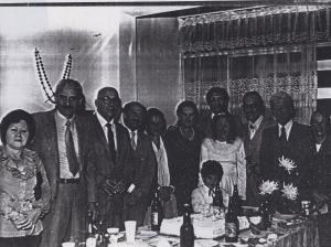 Foto de Geraldo e esposa na casa dos pais dela no dia do casamento. O casamento ocorreu na Igreja Nossa Senhora de Fátima e Santo Amaro no Guarujá. Logo após a cerimônia os convidados foram recepcionados na casa do pai da noiva. Geraldo e Ana Maria tinham 29 anos. O padre celebrou o casamento, Padre Magalhães é o primo da mãe da noiva e quem efetua todos os casamentos da família. Os noivos foram passar a lua de mel no Rio de Janeiro, viajando para lá de trem-leito.