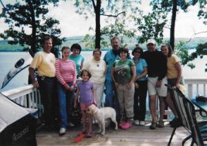 Família hospedeira americana. Primeira foto que Bruna recebeu antes de viajar. Esquerda para direita: Herbert Clauhs (pai), Molly Clauhs (irmã), Katherina Clauhs (irmã), Edwina Mc'Clennen (avó), Heanna Mc'Clennen (prima), Peter Mc'Clennen (avô), Alysia Clauhs (irmã), Peggy Clauhs (mãe), Jack Mc'Clennen (tio) e Julie