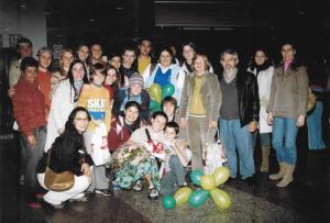 Bruna voltou do intercâmbio e foi recebida pela família e amigos no aeroporto. Sua mãe organizou um ônibus para transportar todos. Embaixo, está Bruna agachada, abraçada com o primo Lucas