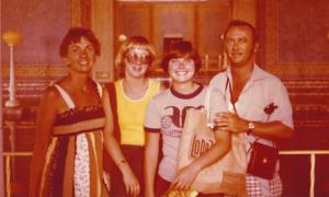 Família hospedeira de Marcia Buckley em excursão pela Califórnia