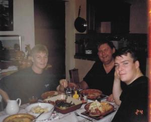 Jantar com a família hospedeira. A família hospedeira costumava jantar na frente da televisão, mas algumas vezes se sentavam na mesa para interagir mais com Diogo e fazê-lo se sentir melhor. Da esquerda para a direita: Sue (mãe), Ken (pai) e Sam (irmão hospedeiro).