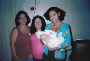 Visita de Viviane Melo (esquerda)  e Ann'Andreza de Carvalho Martins (direita) na maternidade Perinatal Laranjeiras. Sua filha Bianca hoje está com 11 anos.