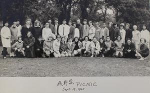 Foto que está colada no scrap book de Pedro, feito por sua mãe. Na foto estão os 46 AFSers do mundo inteiro que estavam na região. Da esquerda para direita, na fileira de cima, Pedro é nono.