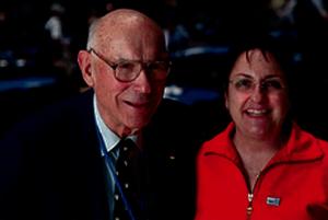 Driver Art Howe entregou os pins das ambulâncias para Maria Fiori