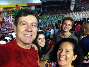 Com a família conhecendo o carnaval brasileiro.
Carlos, Jade, Jan e Rosana