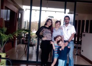 Paula com a família hospedeira: Carolina (mãe), Cesar (pai), Mariana e Mateo (irmãos)