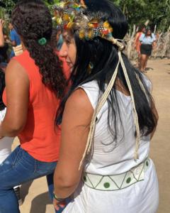 Chirley e seu povo dançando Toré, uma dança tradicional dos povos indígenas do Nordeste brasileiro. Ela estava na Aldeia Lagoa, localizada na Terra Indígena Pankará da Serra do Arapuá, em Pernambuco, durante a comemoração dos 80 anos de vida do Pajé Manoelzinho Caxeado, também do povo Pankará. Ela estava contente de estar comemorando com seu povo dentro de seu território sagrado.