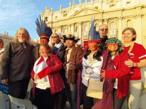 Adriano e outros parentes indígenas durante evento realizado pelo Conselho Indigenista Missionário (Cimi) no Vaticano, simultâneo ao Sínodo da Amazônia.