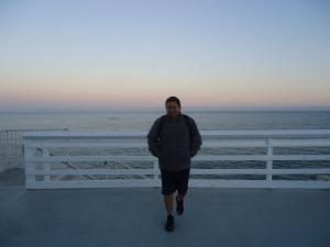 Emerson no Pier de Malibu durante período em que foi para os Estados Unidos fazer o curso de pós-graduação em Gestão Pública. Uma das primeiras vezes que ele saiu do país para poder se especializar.