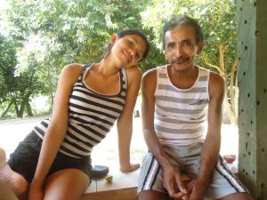 Kamutaja e seu pai, Gildo, no último ano de vida dele.
Ela é muito grata ao seu pai. Ele, junto da sua mãe, sempre deixou claro que eles precisavam ser fortes. Seu pai também se dedicou bastante na educação dos filhos, com a consciência de que eles tinham que estudar.