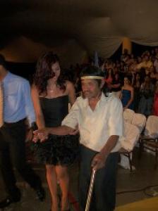 Kamutaja e seu avô Tutawa durante a formatura dela no Ensino Médio.