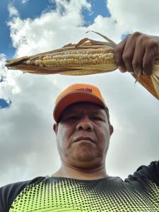 Genito e o milho branco. Quando a primeira terra é produzida, o curandeiro primeiramente coloca o milho branco, alimento ancestral e que simboliza resistência na cultura indígena.
