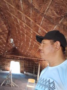Genito em uma casa de reza. Para os povos indígenas, a casa de reza vai além de ser apenas um local de realização de rituais religiosos, é também o fortalecimento da resistência da etnia Guarani Kaiowá.