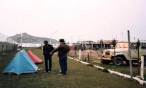 Acampando com colaboradores em Imbituba - SC, em 1982, ano de fundação do Projeto Baleia Franca.