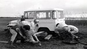 O primeiro carro de Truda, presente do pai, era uma Toyota Bandeirante usada para fazer fiscalização voluntária contra os caçadores ilegais na Estação Ecológica do Taim, onde atolar era rotina, como nesta foto.