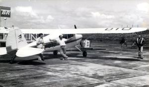 Um velho Cessna monomotor fabricado em 1954 foi utilizado para vários dos primeiros vôos de monitoramento do Projeto Baleia Branca. Na foto, a Dra. Maria do Carmo Both e o Dr. Paulo César Simões-Lopes durante um reabastecimento em Criciúma.