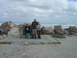 José Truda com as filhas Lara e Júlia, no ponto mais extremo ao sul do continente africano.