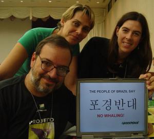 José Truda chefiando a delegação científica brasileira à 57ª Reunião da Comissão Internacional da Baleia, com as biólogas Márcia Engel (centro) e Karina Rejane Groch (à direita). E participando da “marcha virtual” da Greenpeace contra a caça das baleias.