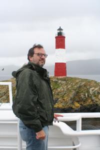 José Truda junto ao farol Les Eclaireurs, no Estreito de Beagle, Terra do Fogo, em Ushuaia.