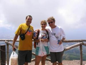 José Truda com os parceiros, Márcia Engel e Régis Pinto de Lima (chefe do Centro Nacional de Mamíferos Aquáticos do IBAMA), na borda da cratera do Vesúvio,  um estratovulcão, na Europa.