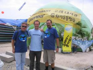 José Truda com Régis Pinto de Lima, levando a delegação brasileira da Comissão da Baleia ao acampamento de protesto da Greenpeace.
